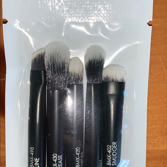 Vegan Eye Makeup Application Brushes - Picture 3 of 4